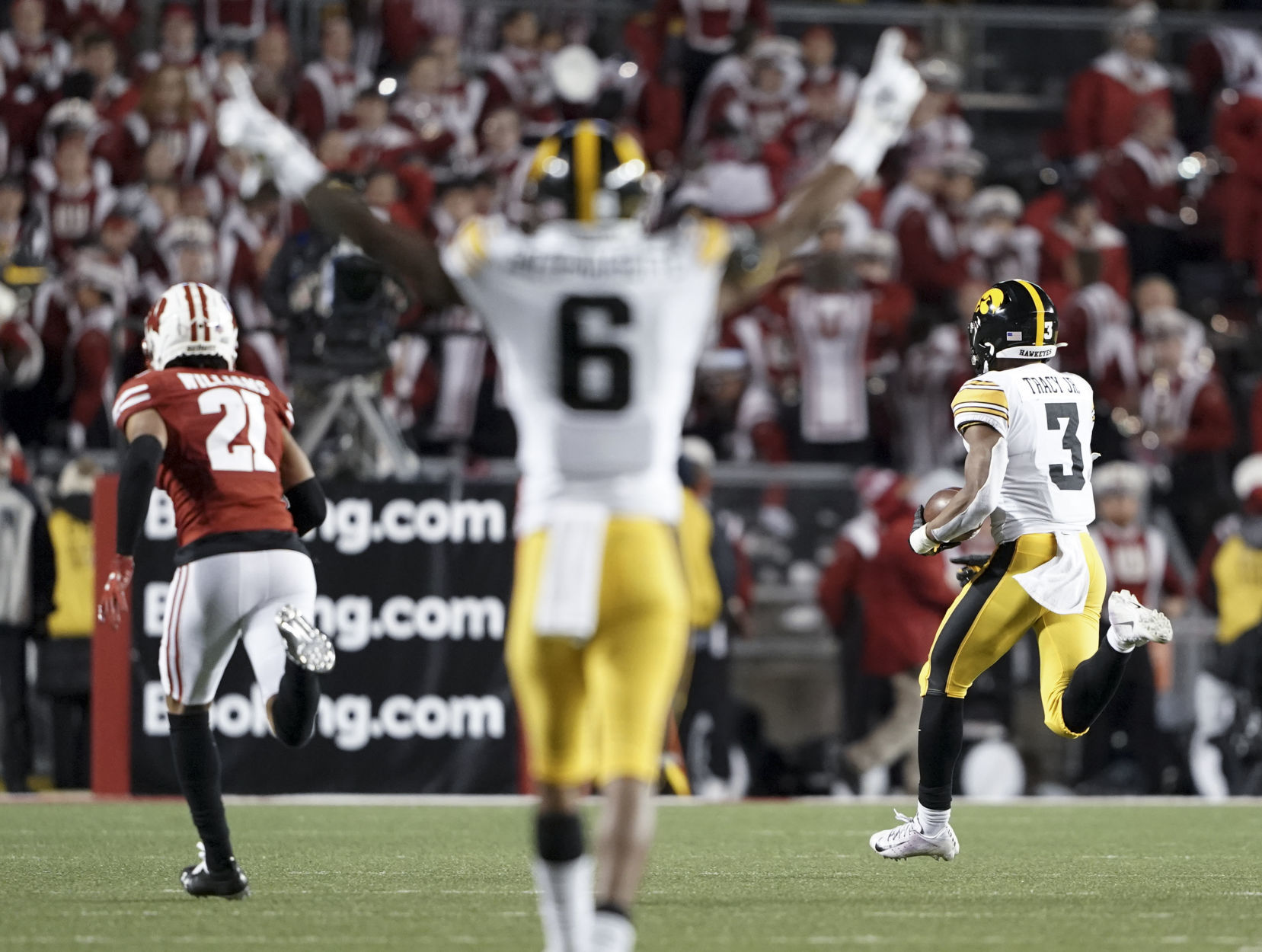 Badgers 24, Hawkeyes 22